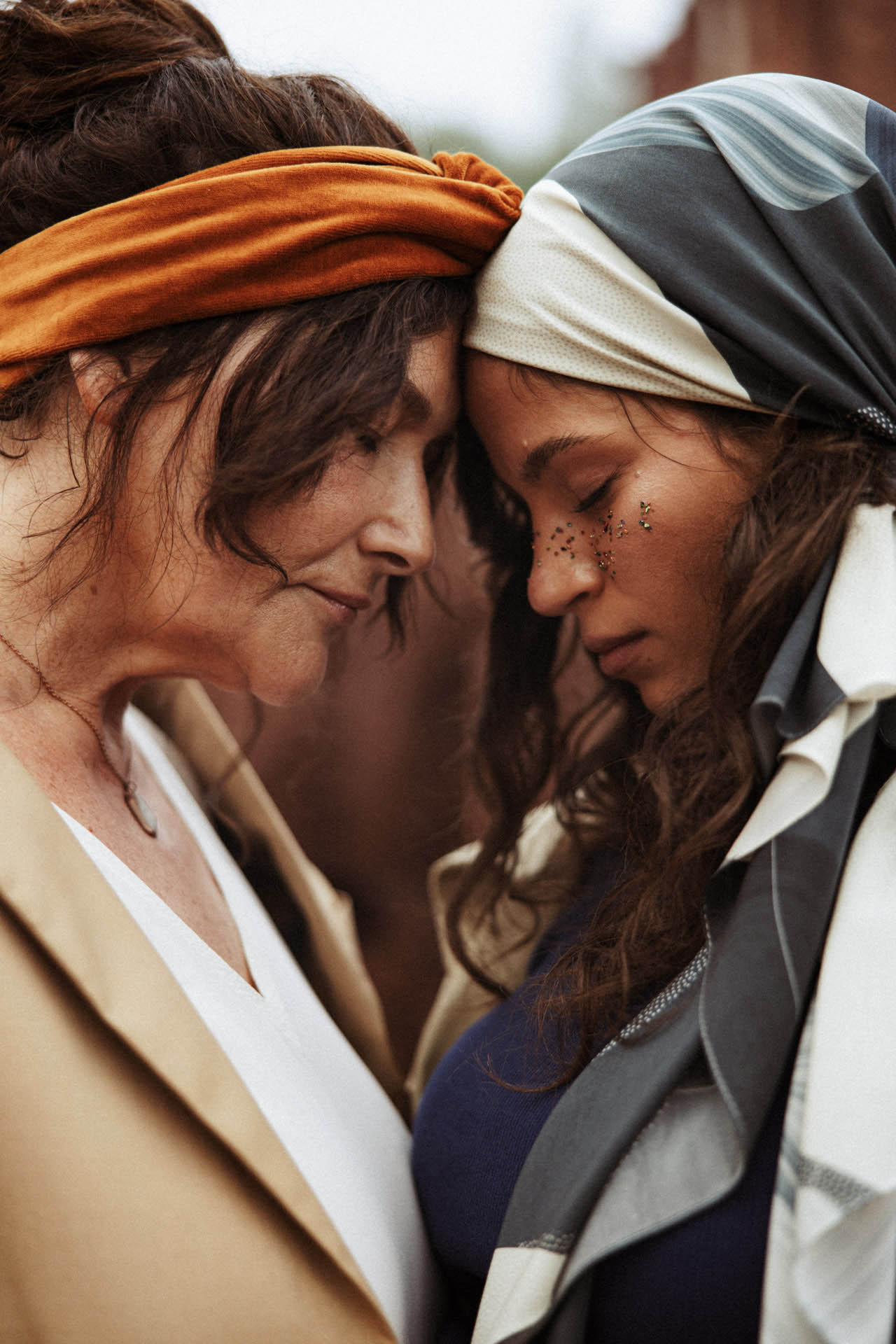 Matka i c&oacute;rka stykające się czołami, kampania reklamowa