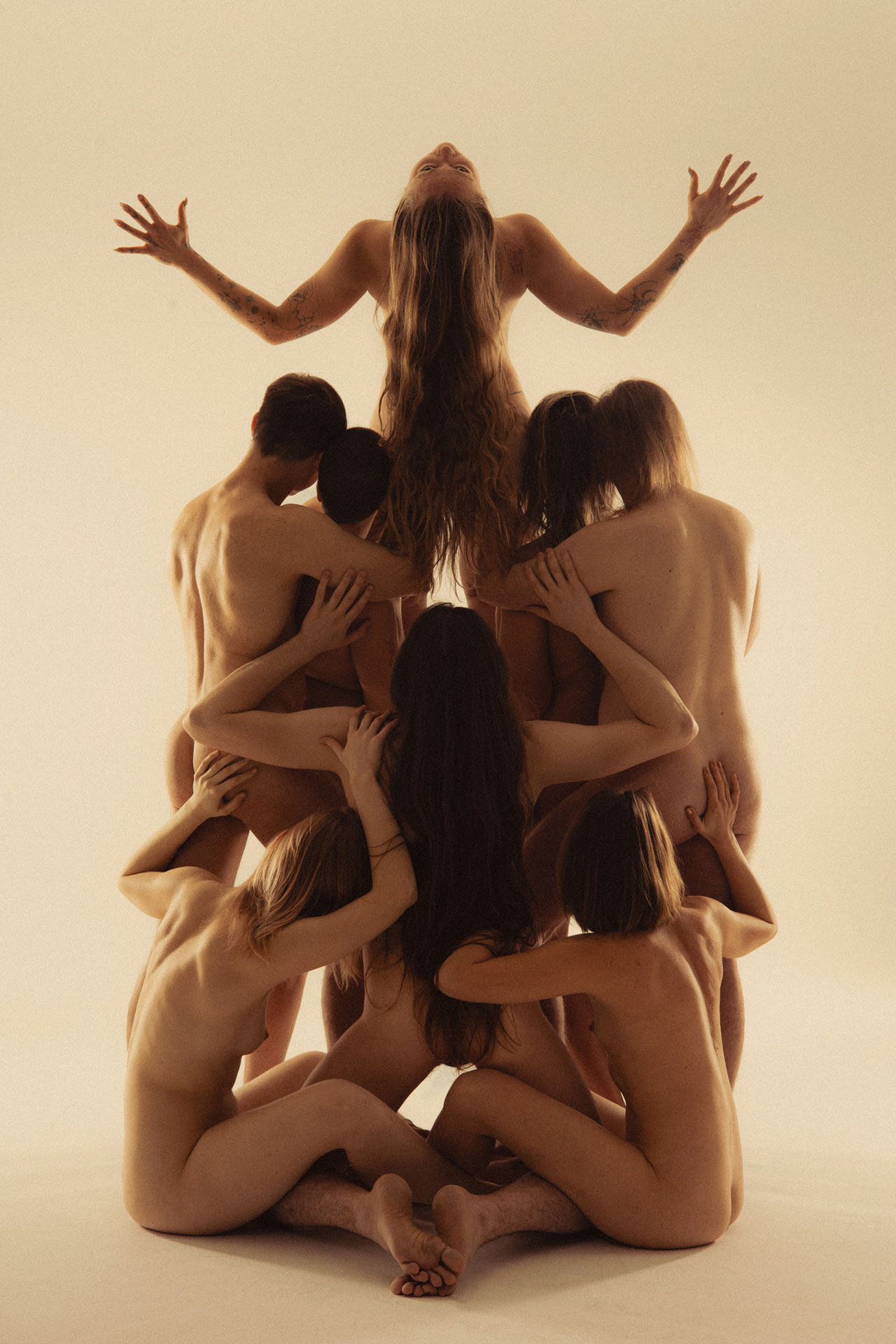 totem z nagich ciał, ciałobrazy, 2024