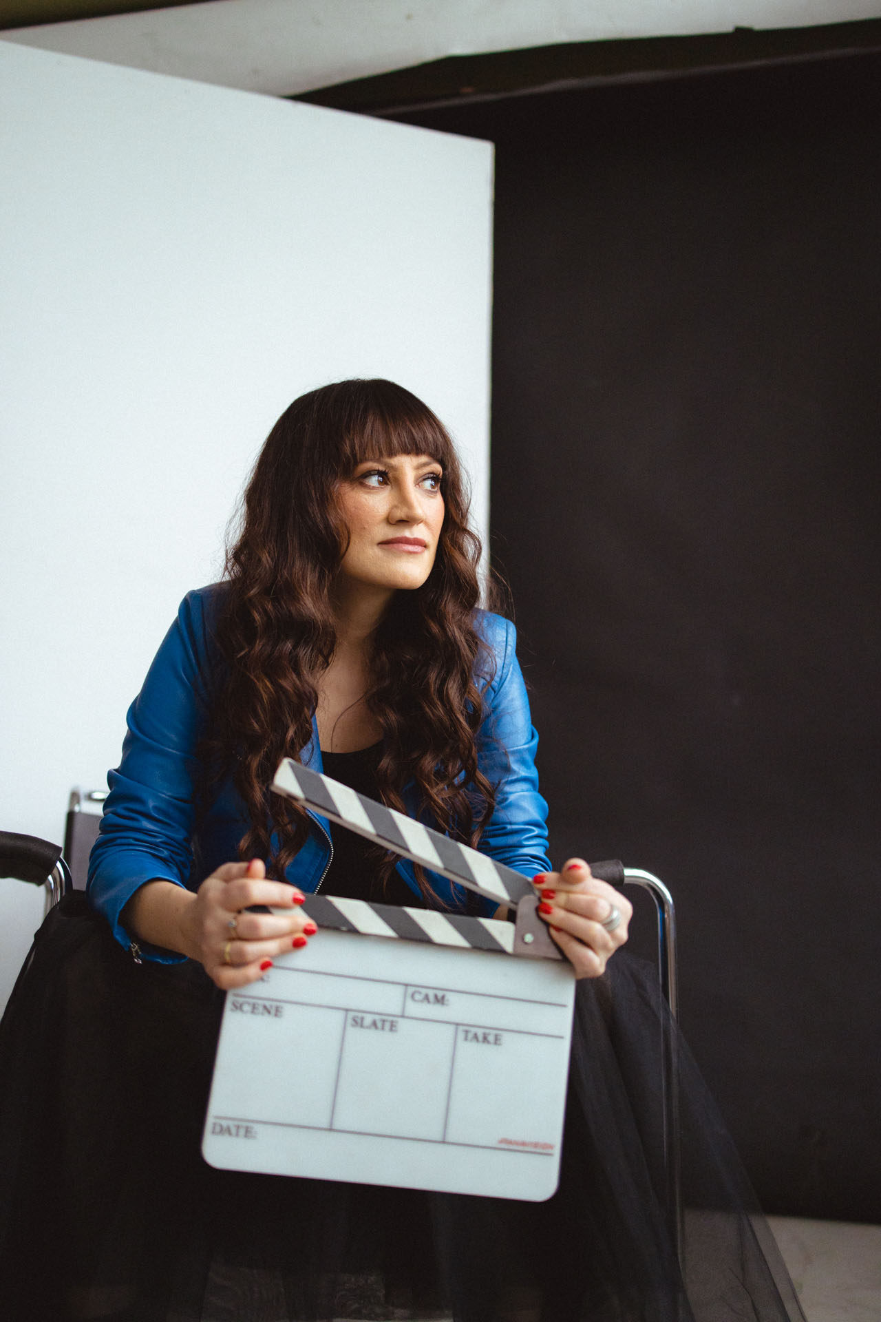 Alicja Myśliwiec – portret z klapsem filmowym, sesja wizerunkowa